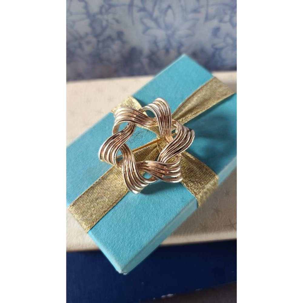 Gold Star Wreath Brooch
